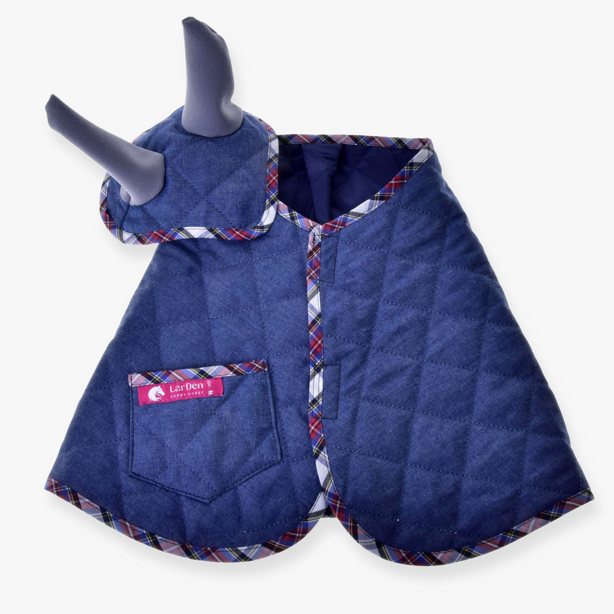 Hobby Horse Set Jeans från LarDen: quiltat jeanstäcke med skotskrutig kant och ficka, plus matchande flughuva med grå öron