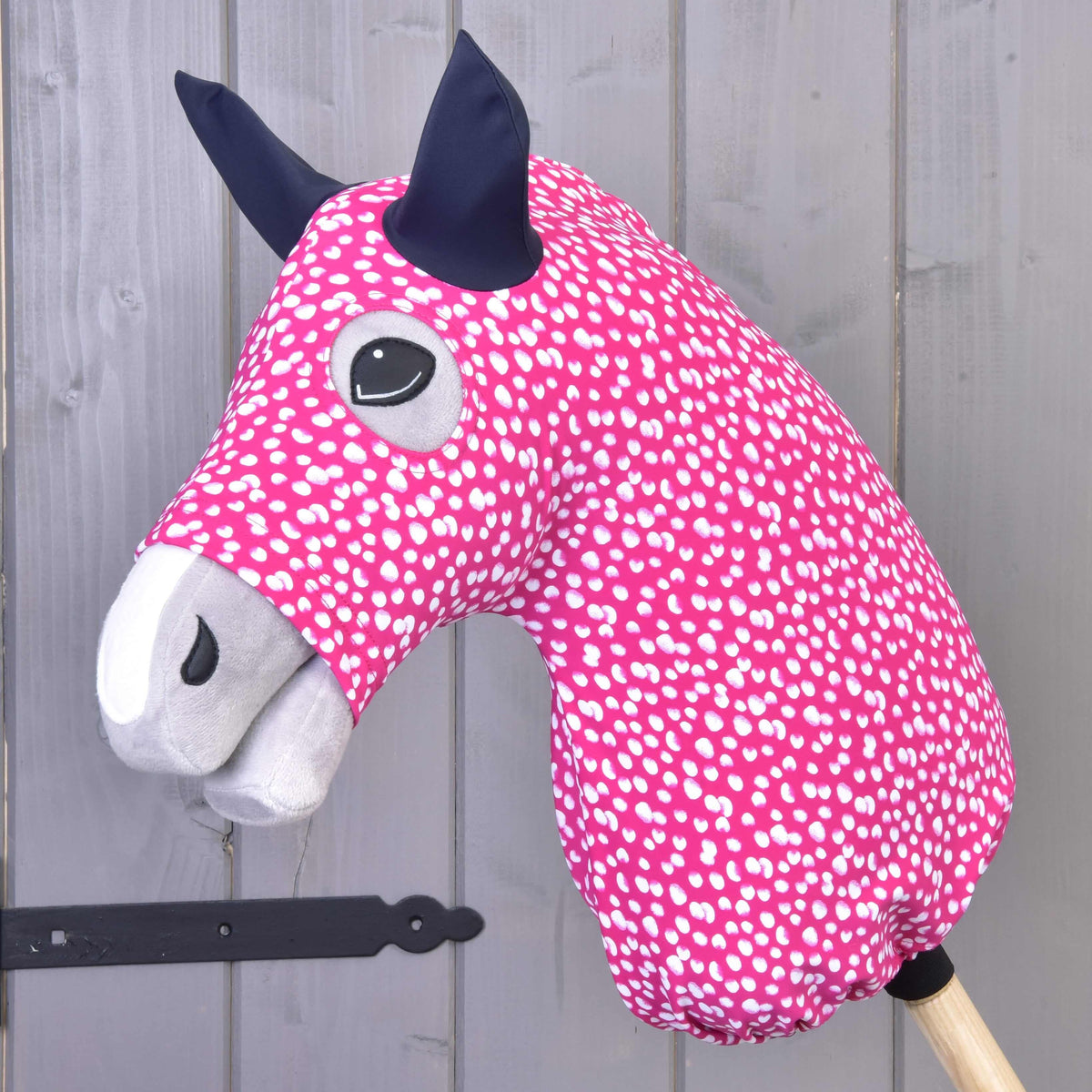 Hobby Horse skyddsdräkt Minie (Lycra) från LarDen trädd över huvudet, klarrosa med vita prickar och marinblå öron