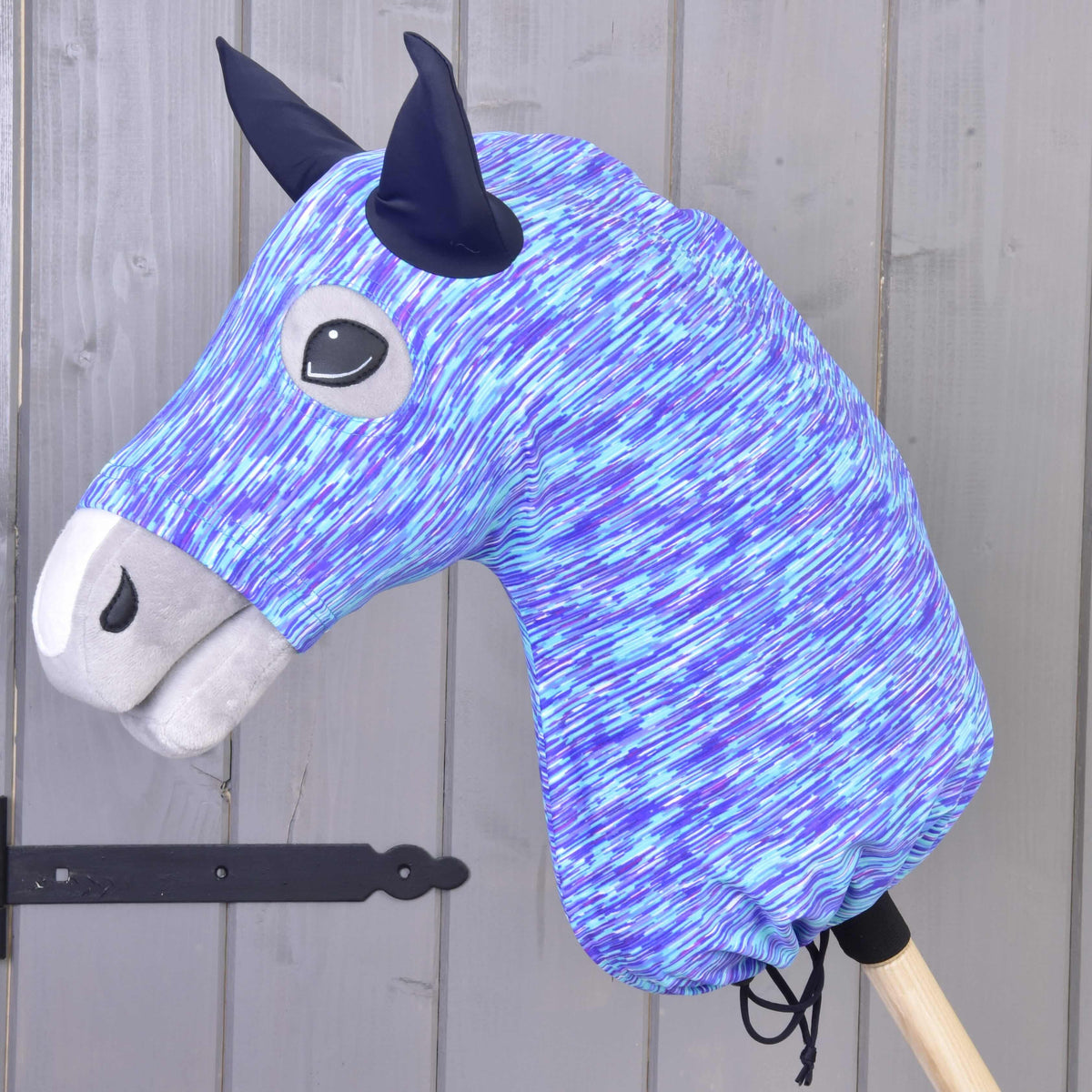 Hobby Horse skyddsdräkt Sea (Lycra) från LarDen trädd över huvudet, strimmor i blått, turkos och lila, marinblå öron