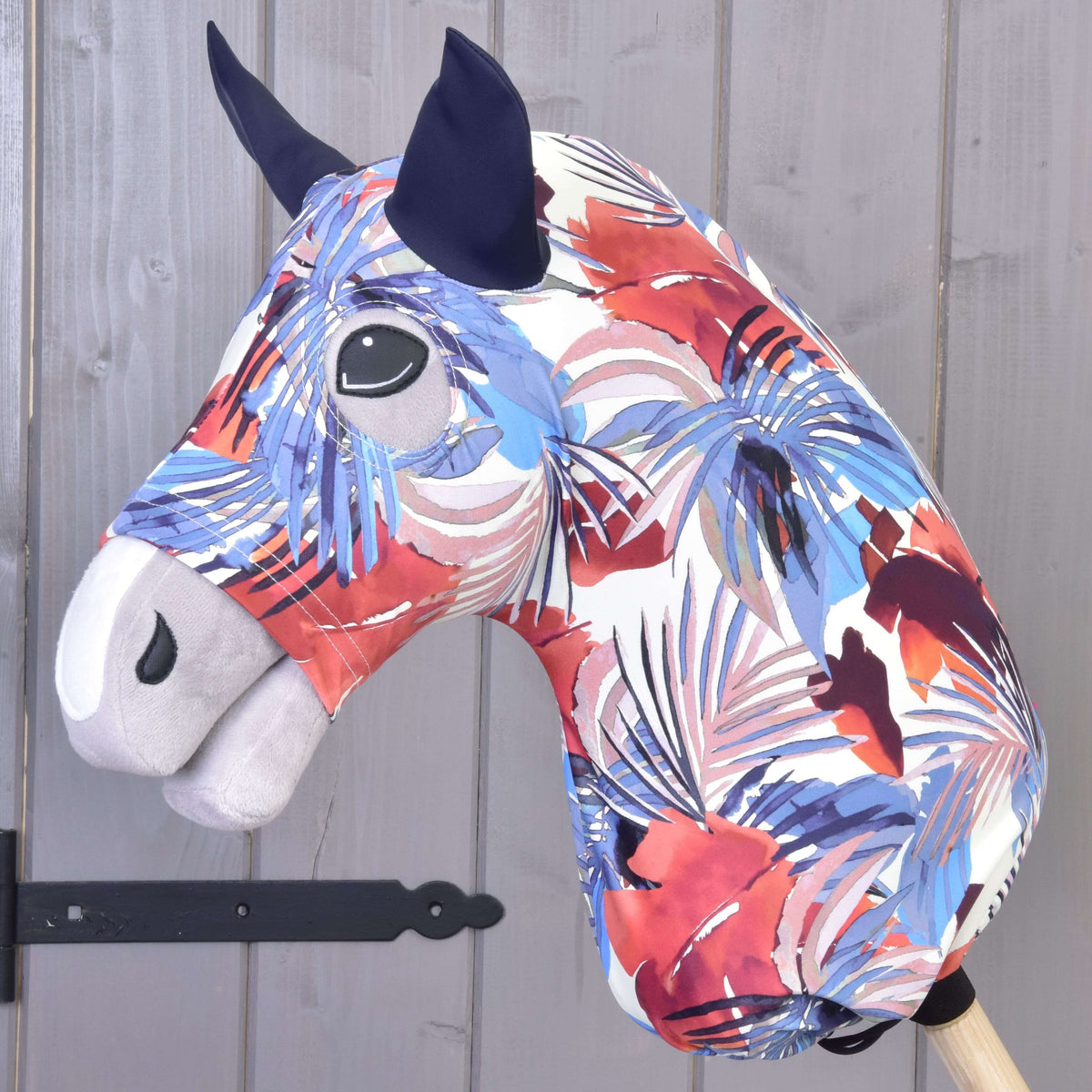 Hobby Horse skyddsdräkt Blue Jungle (Lycra) från LarDen trädd över huvudet, blå och röda palmblad på vitt, marinblå öron