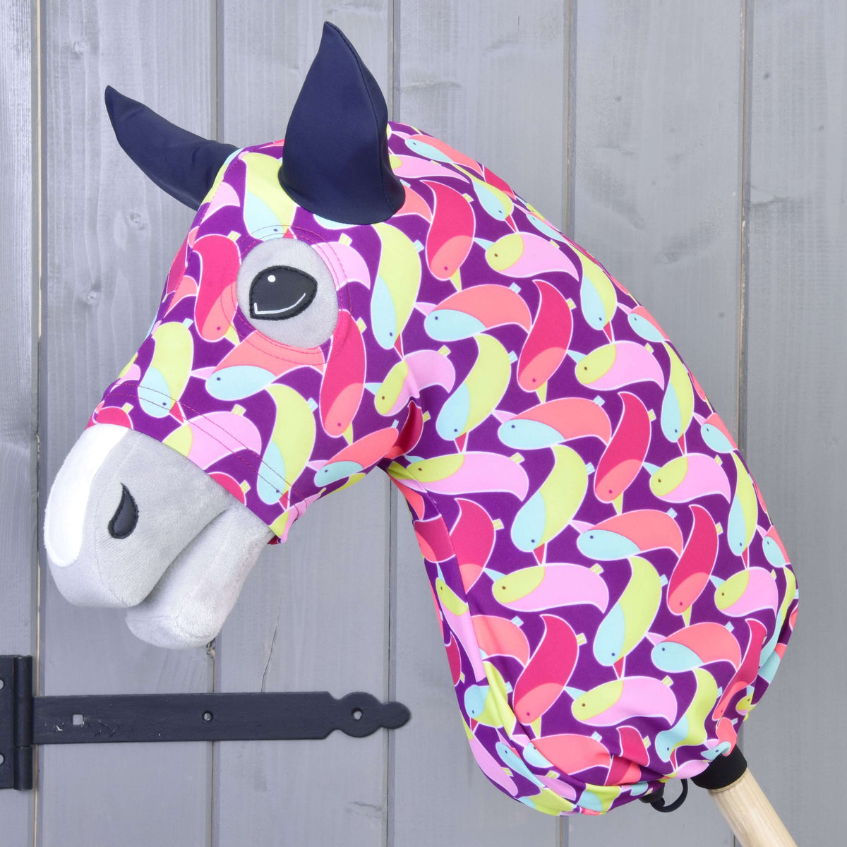 Hobby Horse skyddsdräkt Bird (Lycra) från LarDen trädd över huvudet, lila med rosa, limegröna och blå fåglar, marinblå öron