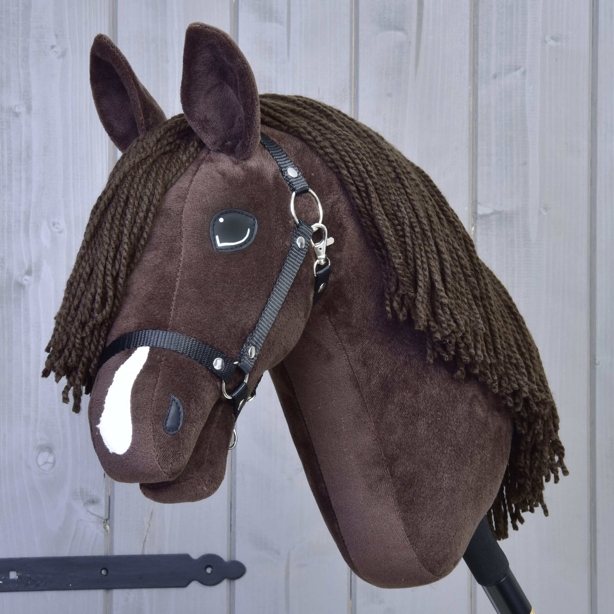Hobby Horse Chianti med svart grimma från LarDen, ett mörkbrunt käpphästhuvud i plysch med vit bläs och brun man av garn