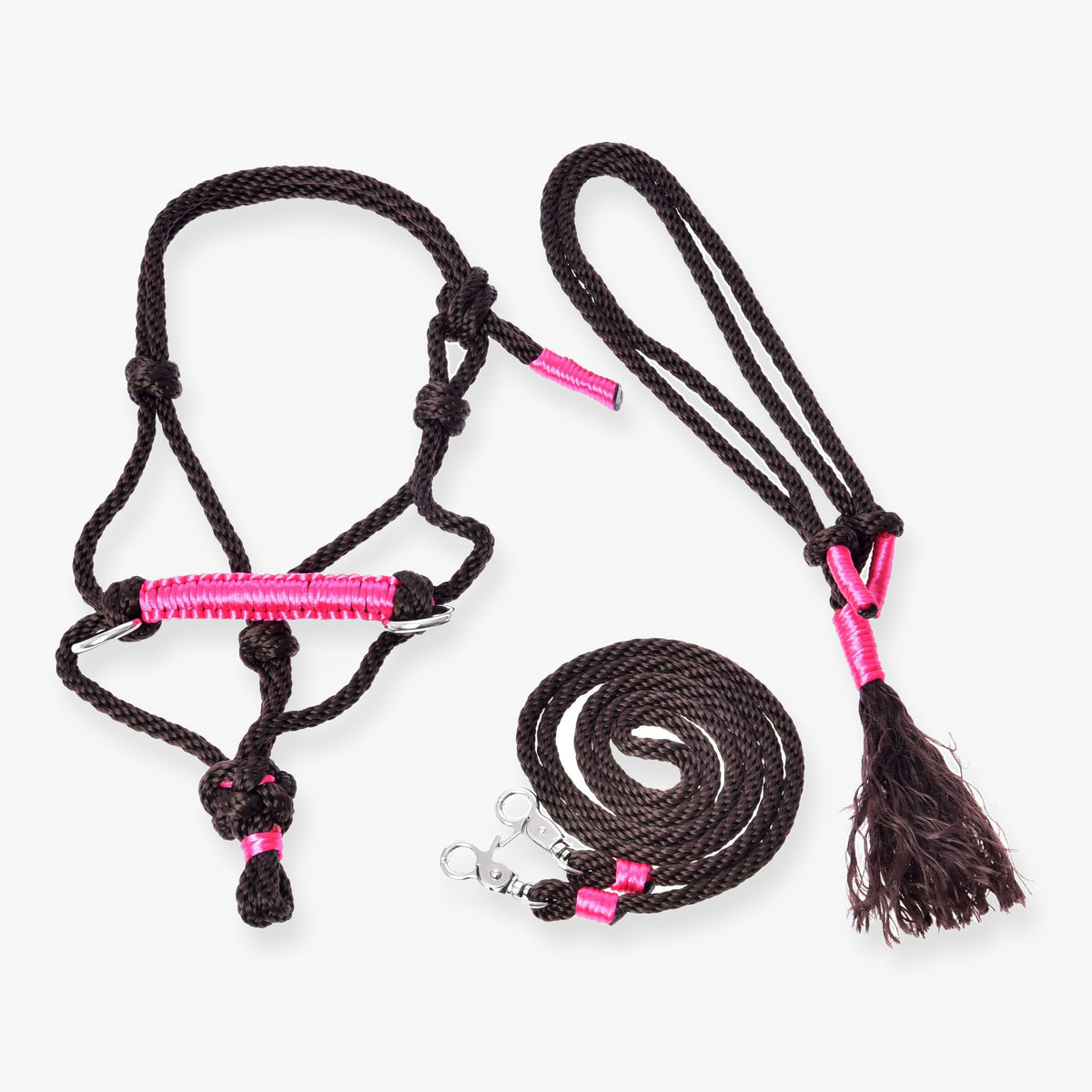 Hobby Horse repset Noir Cocoa från LarDen utlagt på vit bakgrund: mörkbrun repgrimma, halsring med tofs och tyglar med rosa lindningar
