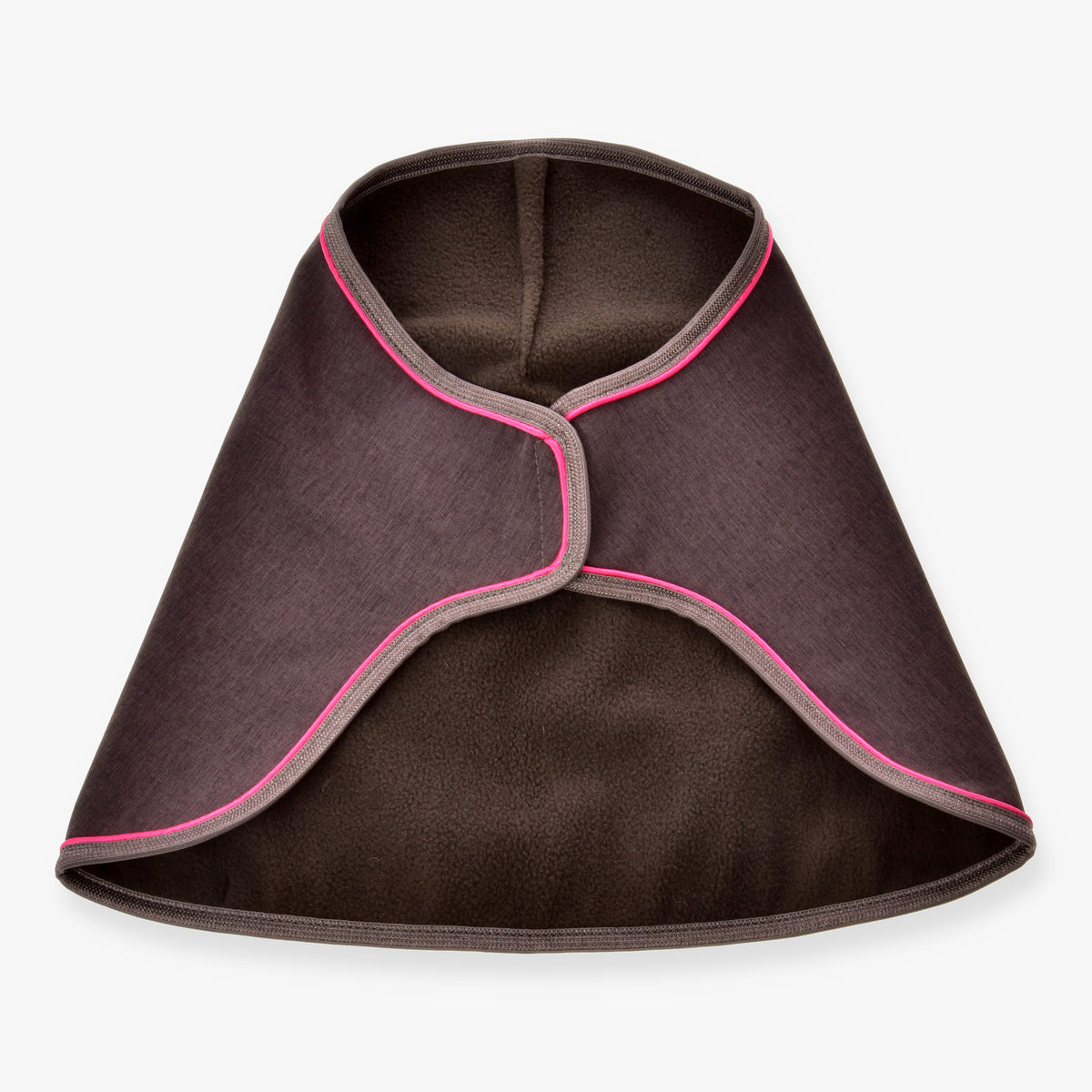 Hobby Horse täcke Rosewood från LarDen i mörkbrunt med klarrosa passpoal och mjukt brunt foder, sett framifrån