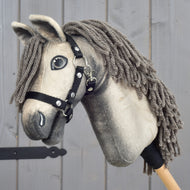 Hobby Horse Dusty från LarDen, ett ljust gråbeige plyschhuvud med mörk skuggning, gråbrun man av garn och svart grimma