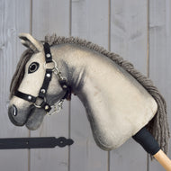 Hobby Horse Dusty i profil, man av garn längs halskammen och mörkare sprutmålad skuggning på mule och hals