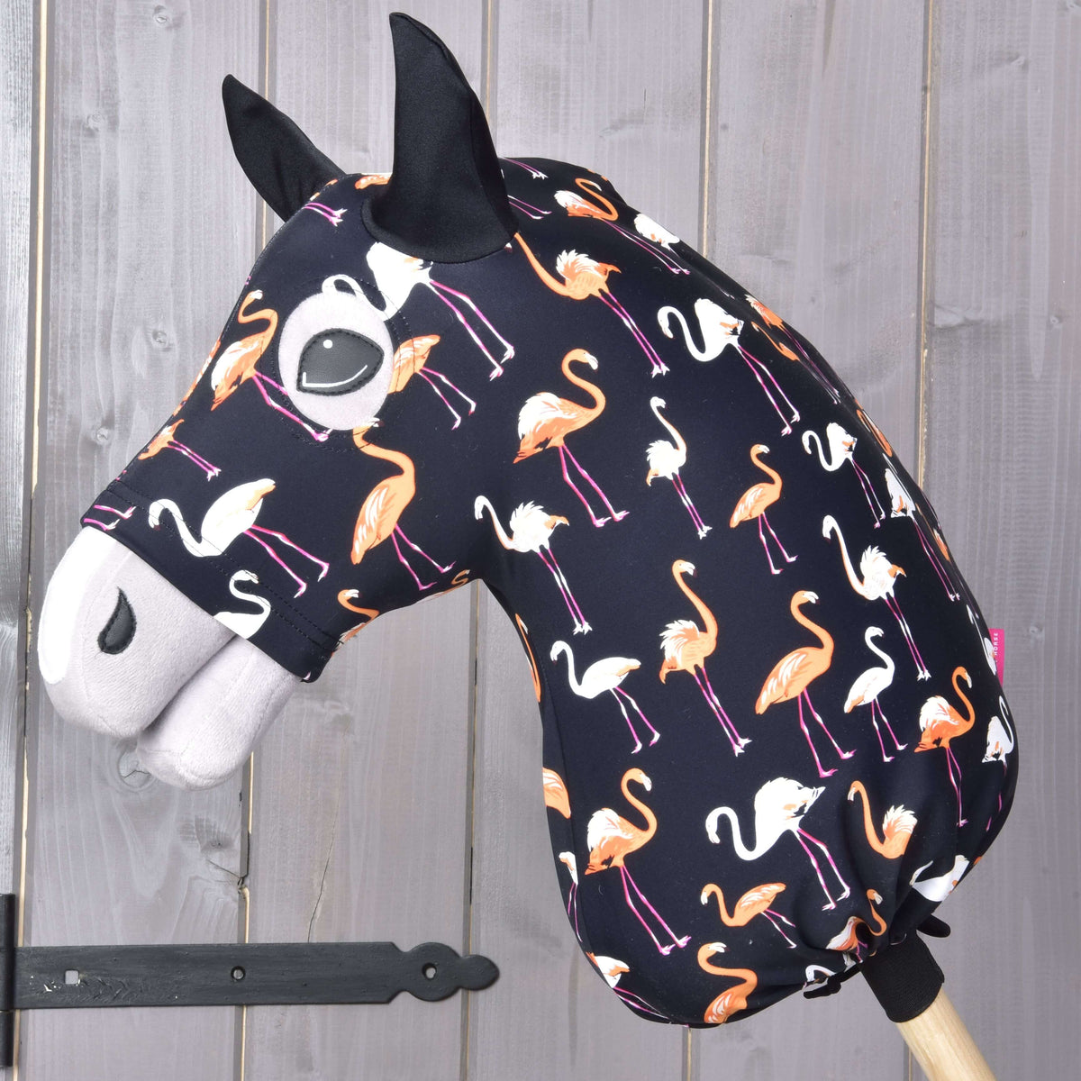 Hobby Horse skyddsdräkt Lycra Flamingo från LarDen på ett grått huvud, svart med orange och vita flamingor och svarta öron