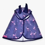 Hobby Horse regntäcke Flamingo från LarDen utbrett ovanifrån, blåviolett med rosa flamingor, marinblå öron och marinblått kantband