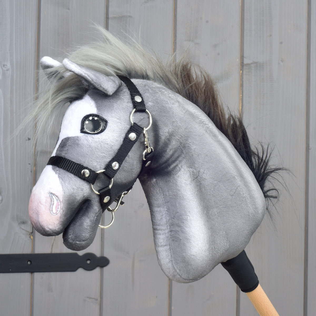 Hobby Horse Flint från LarDen, en grå käpphäst i plysch med ljusgrå och svart man och svart grimma