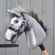 Hobby Horse Flint från LarDen, en grå käpphäst i plysch med ljusgrå och svart man och svart grimma