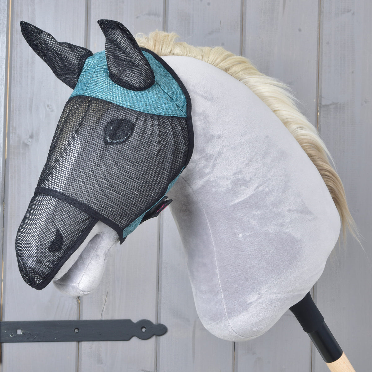 Hobby Horse flugmask De Luxe Full Turquoise från LarDen på ett grått huvud, svart nät ner till nosen med turkosa paneler