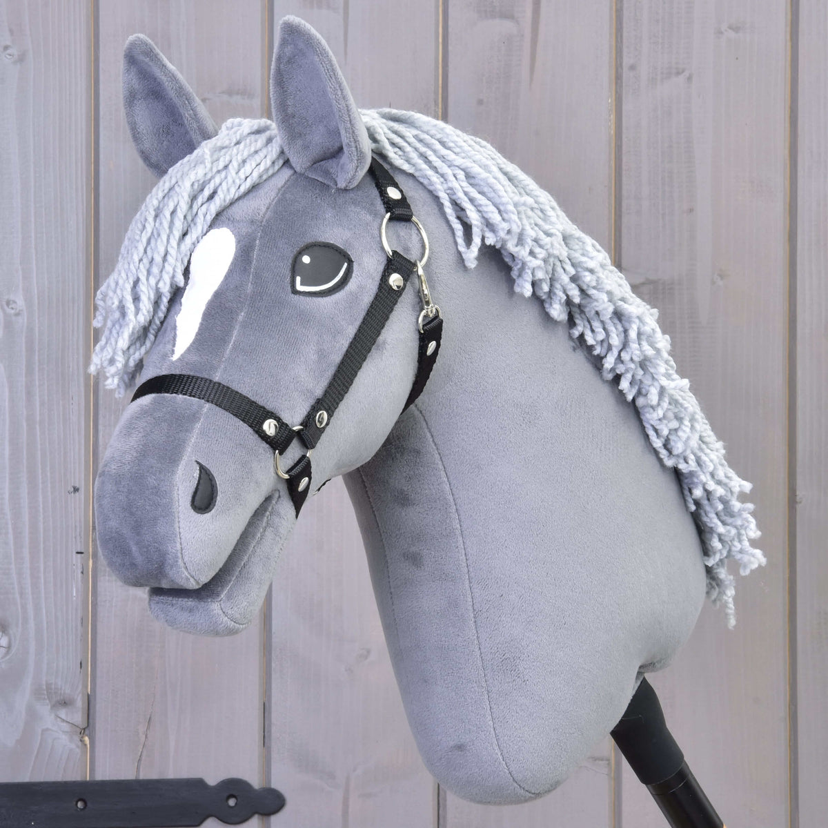 Hobby Horse Grace med svart grimma från LarDen, ett grått käpphästhuvud i plysch med vit stjärna och ljusgrå man av garn