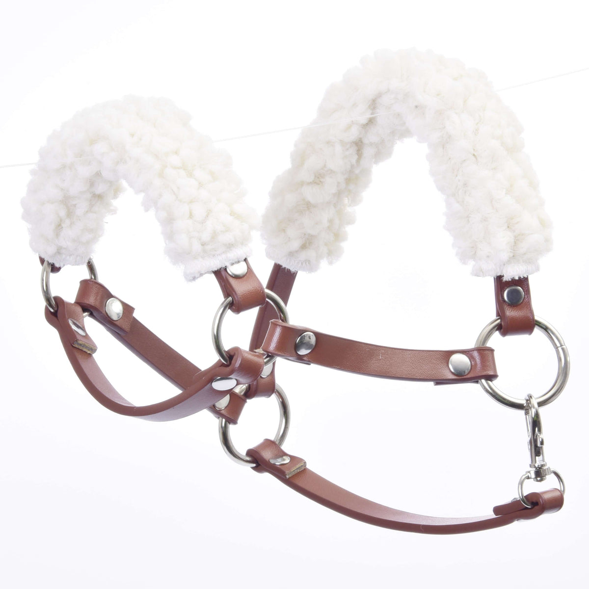 Hobby Horse brun grimma med päls (konstläder) från LarDen i konjaksbrunt, fluffig vit päls på nackstycket och nosremmen, silverfärgade ringar
