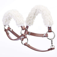 Hobby Horse brun grimma med päls (konstläder) från LarDen i konjaksbrunt, fluffig vit päls på nackstycket och nosremmen, silverfärgade ringar