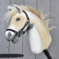 Hobby Horse Honey Pearl från LarDen, krämvitt och gyllene plyschhuvud med grå mule, lång blond man och svart grimma