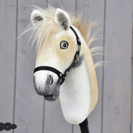 Hobby Horse Honey Pearl framifrån, blond pannlugg av fuskpäls mellan öronen och en svart grimma av vävt band