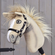 Hobby Horse Ivory Dream från LarDen, ett ljust beige plyschhuvud med grå mule, vit bläs och lång blond man av fuskpäls