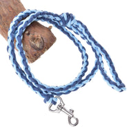 Hobby Horse grimskaft Knitted Double Blue från LarDen, flätat grimskaft av paracord i mörkblått och ljusblått med silverfärgad karbinhake