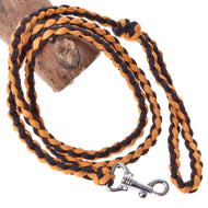 Hobby Horse grimskaft Knitted Pomello från LarDen, flätat grimskaft av paracord i orange och svart med silverfärgad karbinhake på en gren