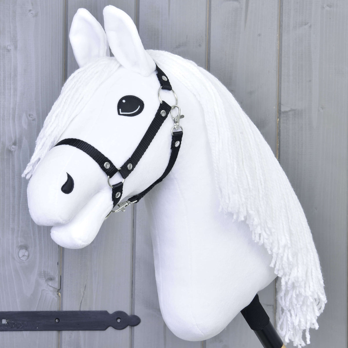 Hobby Horse Lady med svart grimma från LarDen, ett vitt käpphästhuvud i plysch med lång vit man av garn och mjuka vita öron