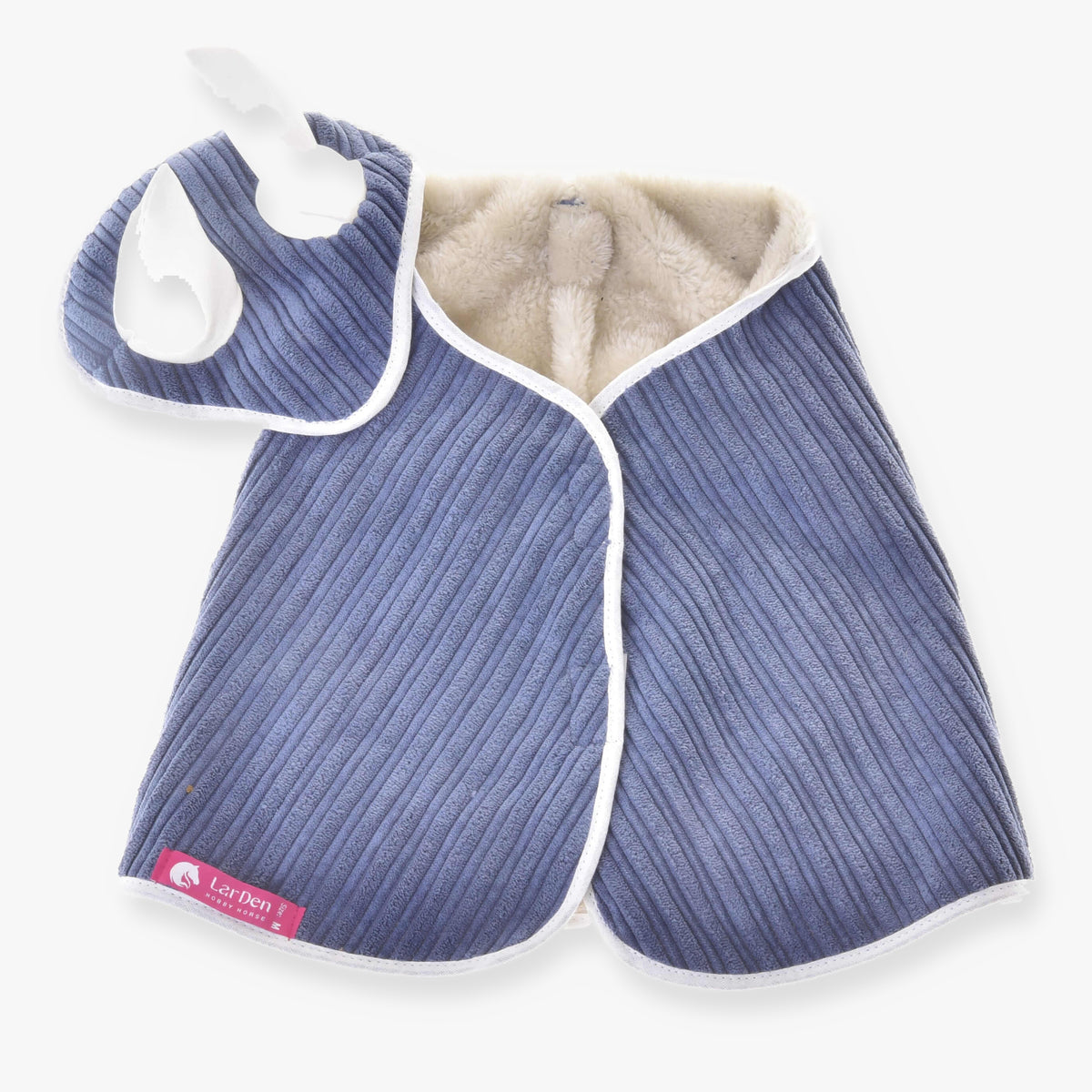 Hobby Horse Set Manchester Plum från LarDen: gråblått täcke i manchester med krage av krämfärgad fleece och matchande flughuva
