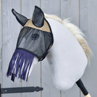 LarDen flugmask De Luxe Mona i svart nät med beige vävd pannpanel och mörklila nosfrans på en grå käpphäst
