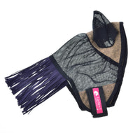 Flugmask liggande platt med svart nät, en brunbeige vävd panel, lila frans och en rosa LarDen-etikett på remmen