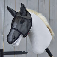 LarDen flugmask De Luxe Full i svart nät med öronskydd på en ljusgrå käpphäst med krämvit man