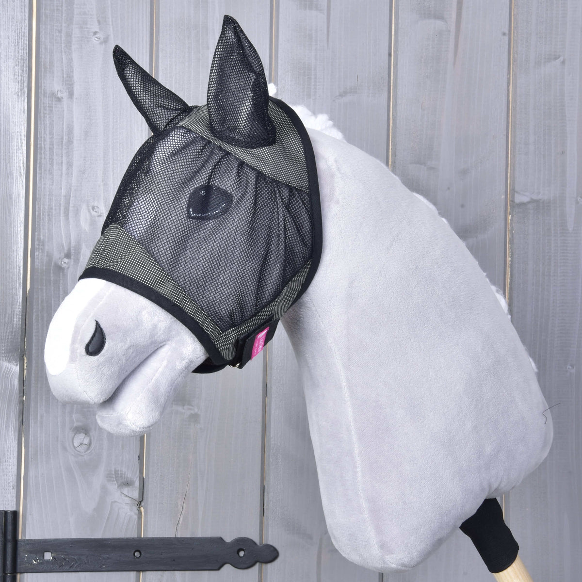Hobby Horse flugmask De Luxe Grey från LarDen med svarta nätöron och ögonnät på en ljusgrå käpphäst i plysch