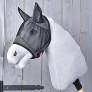 Hobby Horse flugmask De Luxe Grey från LarDen med svarta nätöron och ögonnät på en ljusgrå käpphäst i plysch