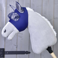 Hobby Horse flugmask LarDen på ett grått käpphästhuvud i plysch, kungsblått stretchtyg med marinblått nät över ögon och öron
