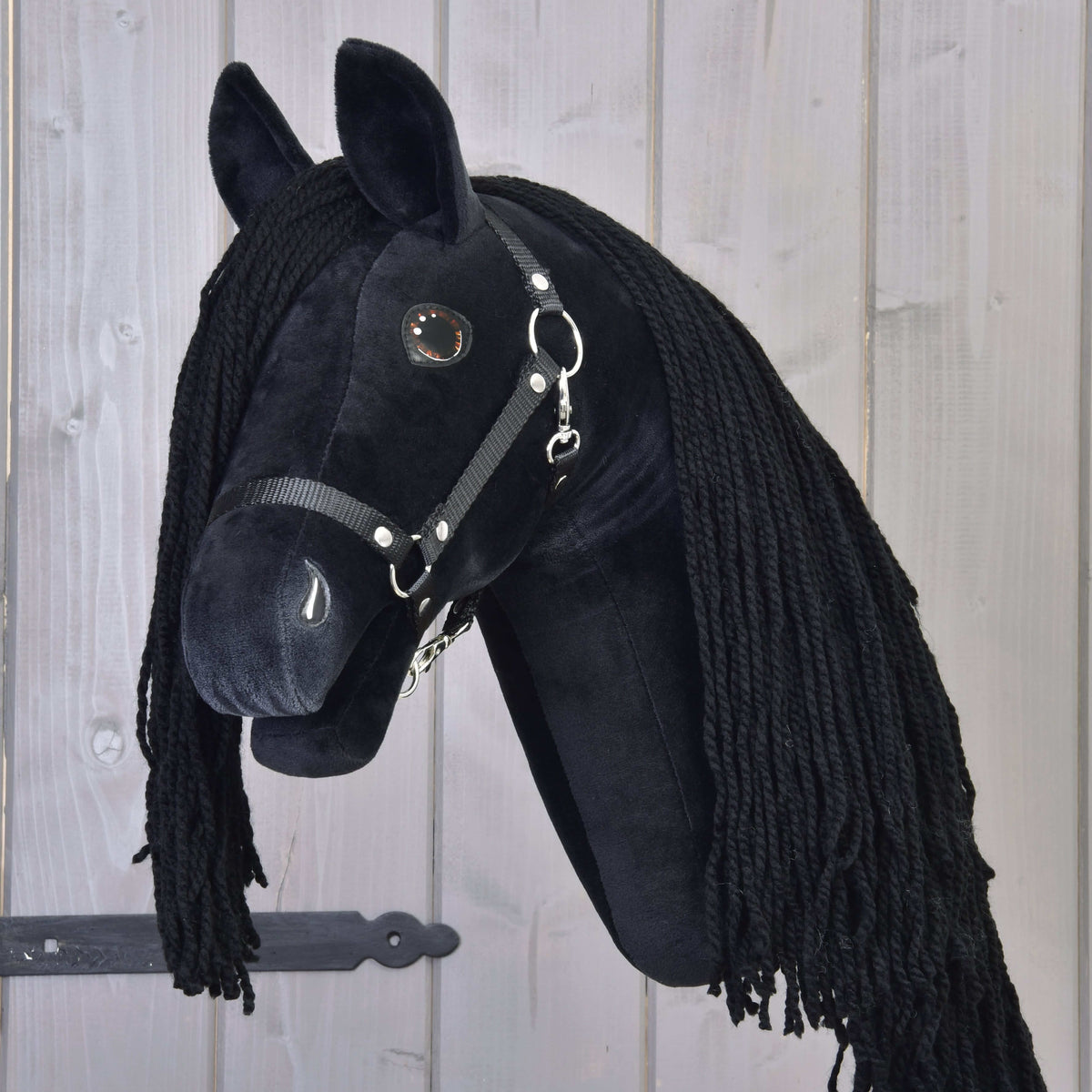 Hobby Horse Maximus med svart grimma från LarDen, ett svart käpphästhuvud i plysch med lång svart man av garn och blanka bruna ögon