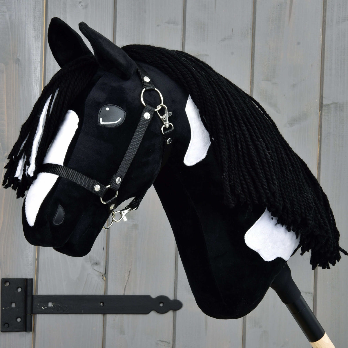 Hobby Horse Merlin med svart grimma från LarDen, svart plysch med vit bläs och fläckar och lång svart man av garn