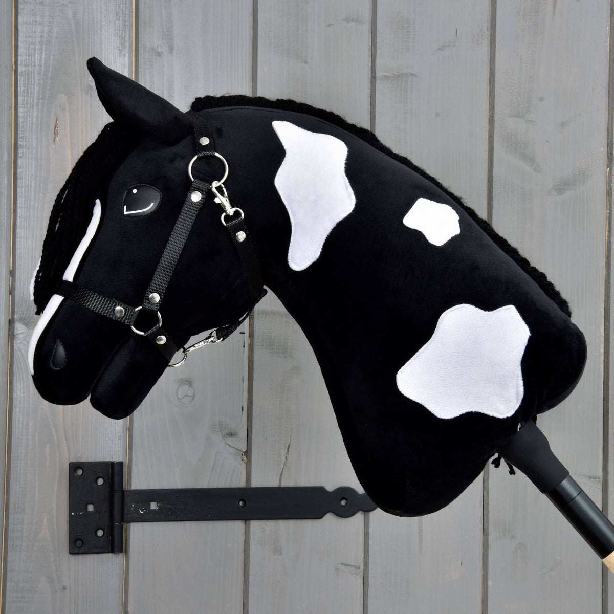Hobby Horse Merlin med svart grimma som visar tre vita fläckar på den svarta halsen, manen på andra sidan