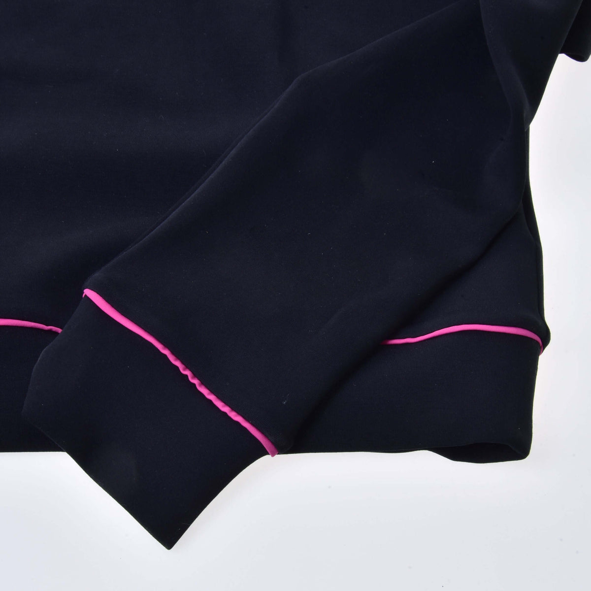 Närbild av en svart mudd och nederkant med tunn rosa passpoal på Hobby Horse sweatshirten