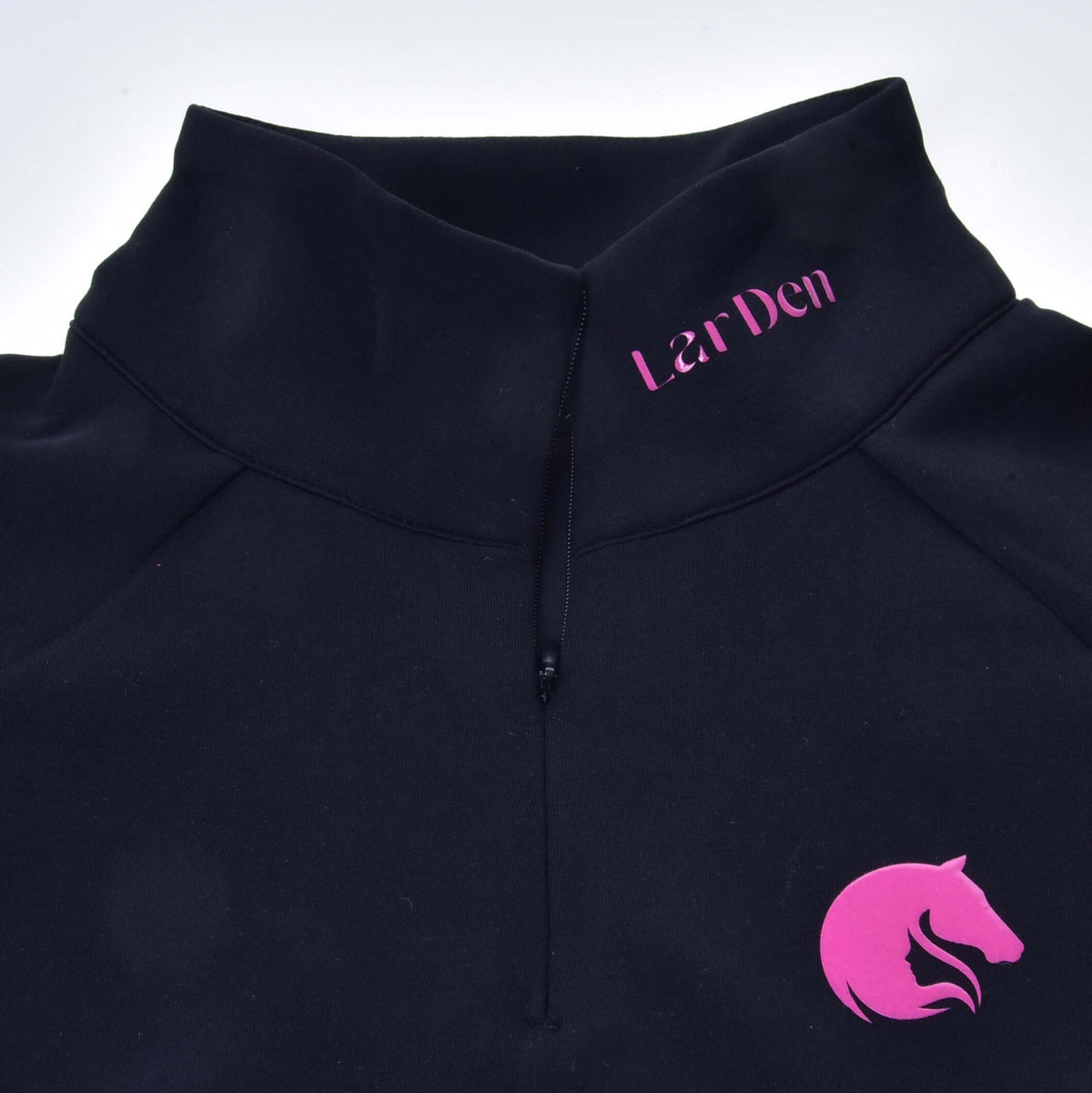 Närbild av ståkragen på Hobby Horse sweatshirten LarDen med halv dragkedja, rosa text och hästhuvudslogga