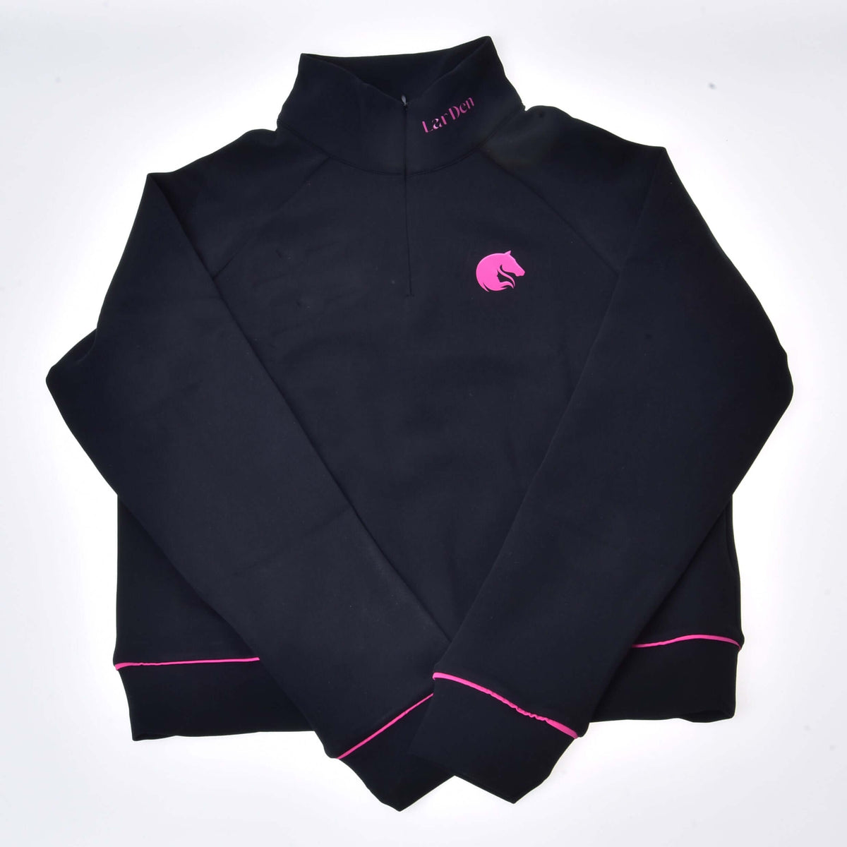 Hobby Horse sweatshirt LarDen i svart med halv dragkedja, rosa hästhuvudslogga och rosa passpoal på muddar och nederkant