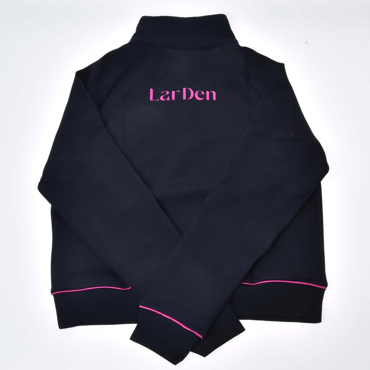 Baksidan av den svarta Hobby Horse sweatshirten LarDen liggande platt, med rosa text över axlarna och muddar med rosa passpoal