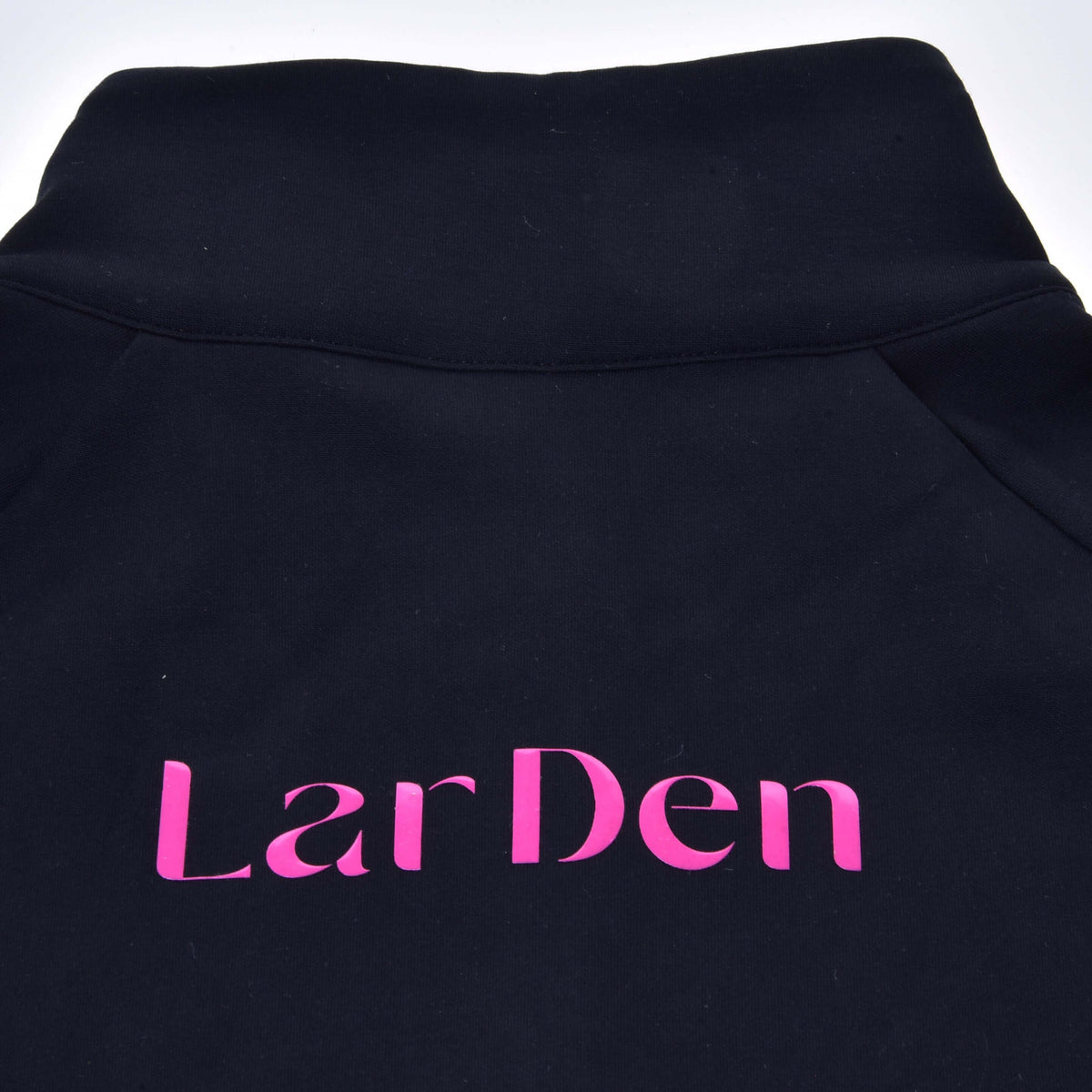 Närbild av baksidan av Hobby Horse sweatshirten LarDen: stor rosa text under den svarta ståkragen
