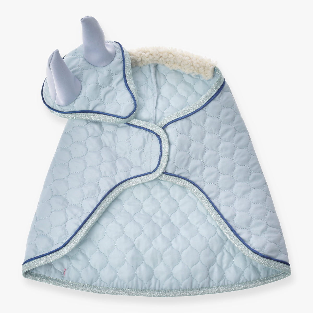 LarDen Hobby Horse Set Mint: ljusblått quiltat täcke och flughuva med blågrå öron, marinblå passpoal och krämvit fleecekrage