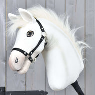 Hobby Horse Nexus med svart grimma från LarDen, ett vitt plyschhuvud med fluffig vit man och mjukt skuggad mule