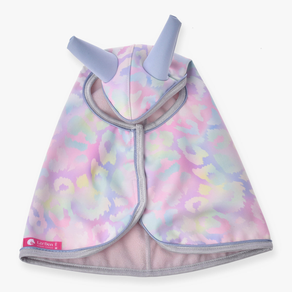 Hobby Horse regntäcke Pallette (softshell) från LarDen ovanifrån, pastellfärgat leopardmönster med blåvioletta öron och rosa foder