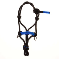 Den svarta repgrimman för Hobby Horse framifrån, med knutar, blå lindad nosrem och blå knytände på vit bakgrund