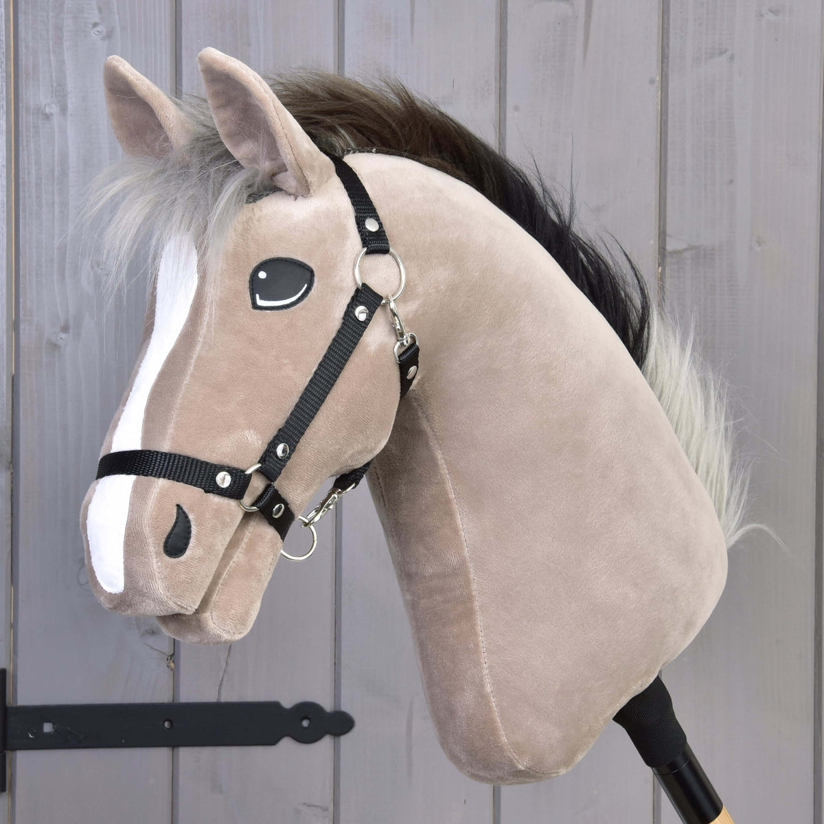Hobby Horse Piccolino med svart grimma från LarDen, ett gråbeige plyschhuvud med vit bläs och svart och silverfärgad man