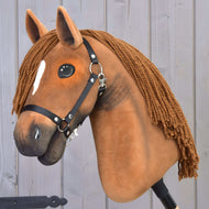 Hobby Horse Pippa med svart grimma från LarDen, ett fuxfärgat käpphästhuvud i plysch med liten vit strimma och brun man av garn