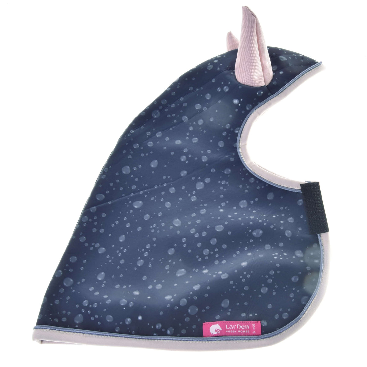 Hobby Horse regntäcke Pinkie Blue utbrett på vit bakgrund, marinblå softshell med regndroppsmönster, puderrosa kant och etikett från LarDen