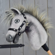 Hobby Horse Prestige från LarDen, ett grått plyschhuvud med mörk skuggning, raggig grå och blond man av fuskpäls och svart grimma