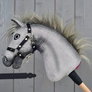Hobby Horse Prestige i vänsterprofil, mörkgrå mule och den tvåfärgade manen av fuskpäls som står upp längs halsen