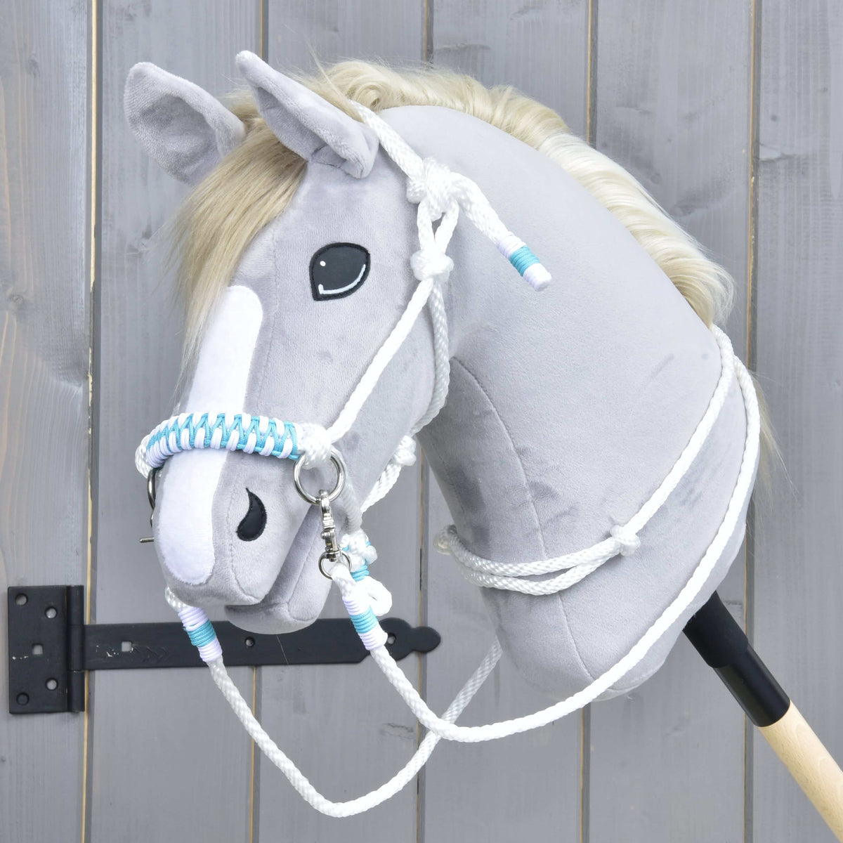 Grå käpphäst med repset White Queen: vit repgrimma med turkos flätad nosrem, tyglar och halsring