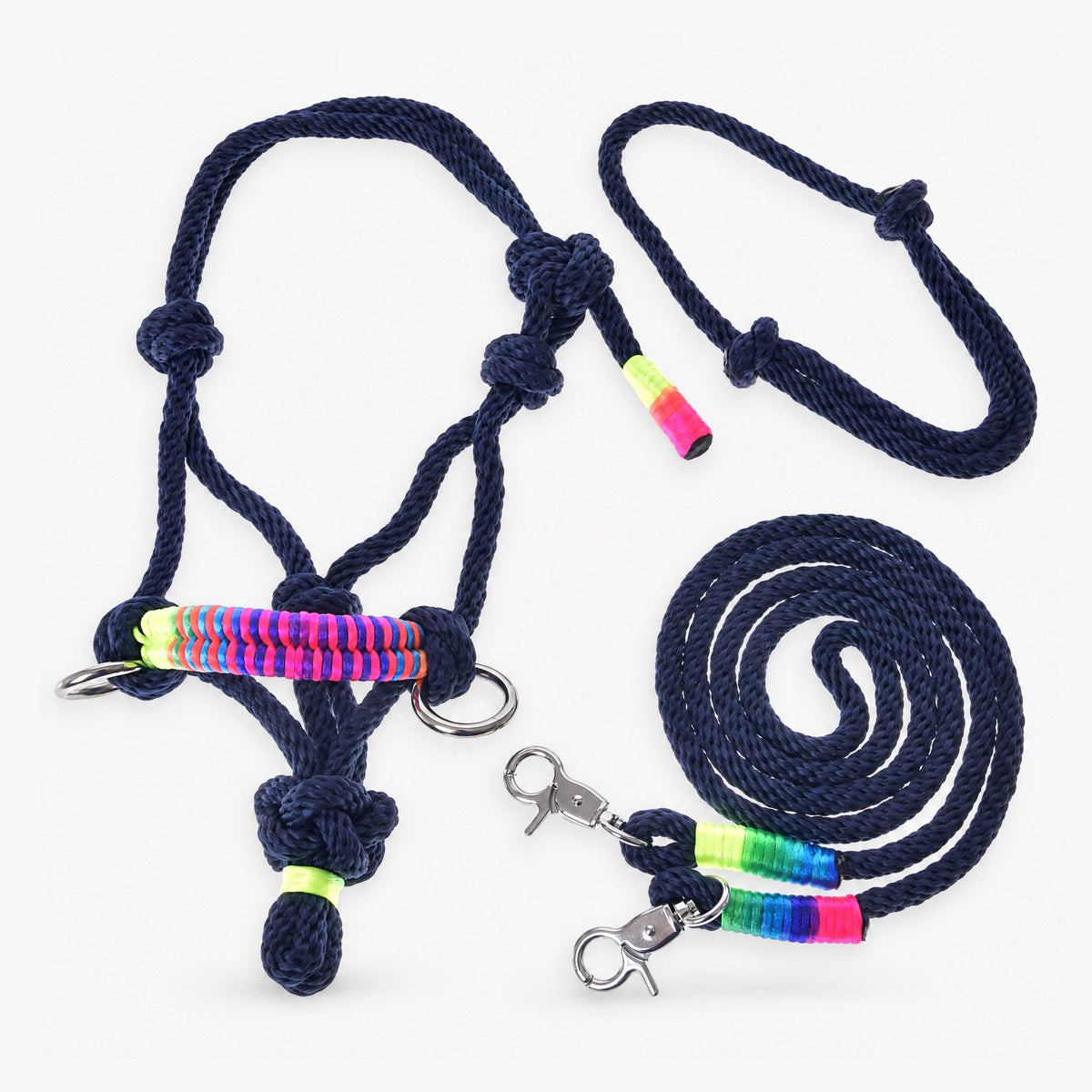 Hobby Horse repset Rosemary från LarDen: marinblå repgrimma med regnbågsfärgad nosrem i neon, marinblå halsring och tyglar på vit bakgrund